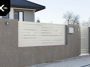 Nowoczesne ogrodzenie z białymi przęsłami aluminiowymi - zdjęcie od XCEL Ogrodzenia