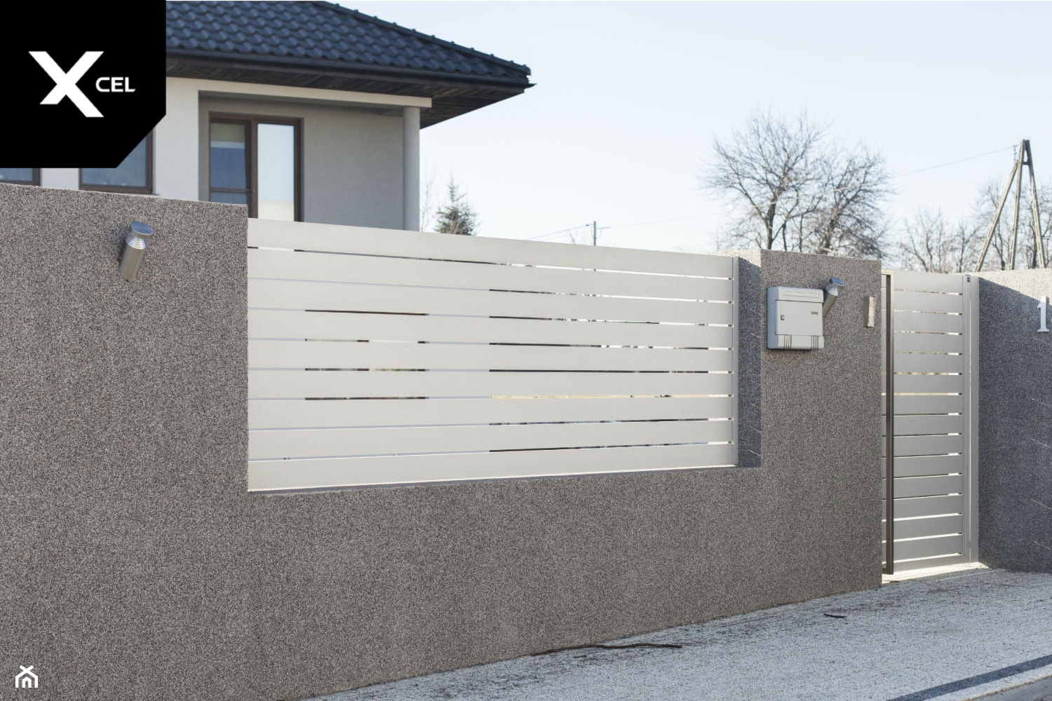Nowoczesne ogrodzenie z białymi przęsłami aluminiowymi - zdjęcie od XCEL Ogrodzenia - Homebook