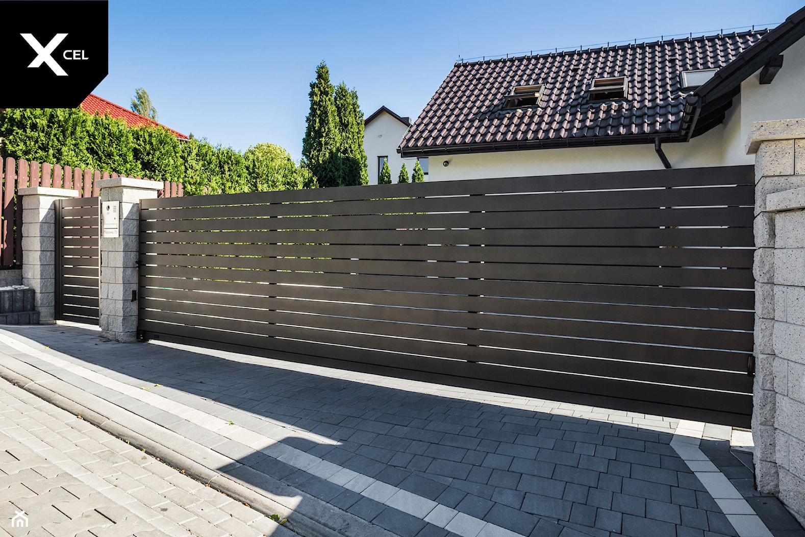 Tradycyjne ogrodzenie aluminiowe z nowoczesną bramą przesuwną - zdjęcie od XCEL Ogrodzenia - Homebook