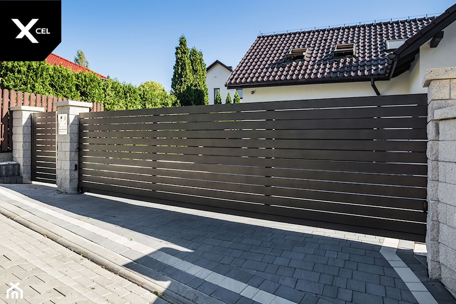 Tradycyjne ogrodzenie aluminiowe z nowoczesną bramą przesuwną - zdjęcie od XCEL Ogrodzenia