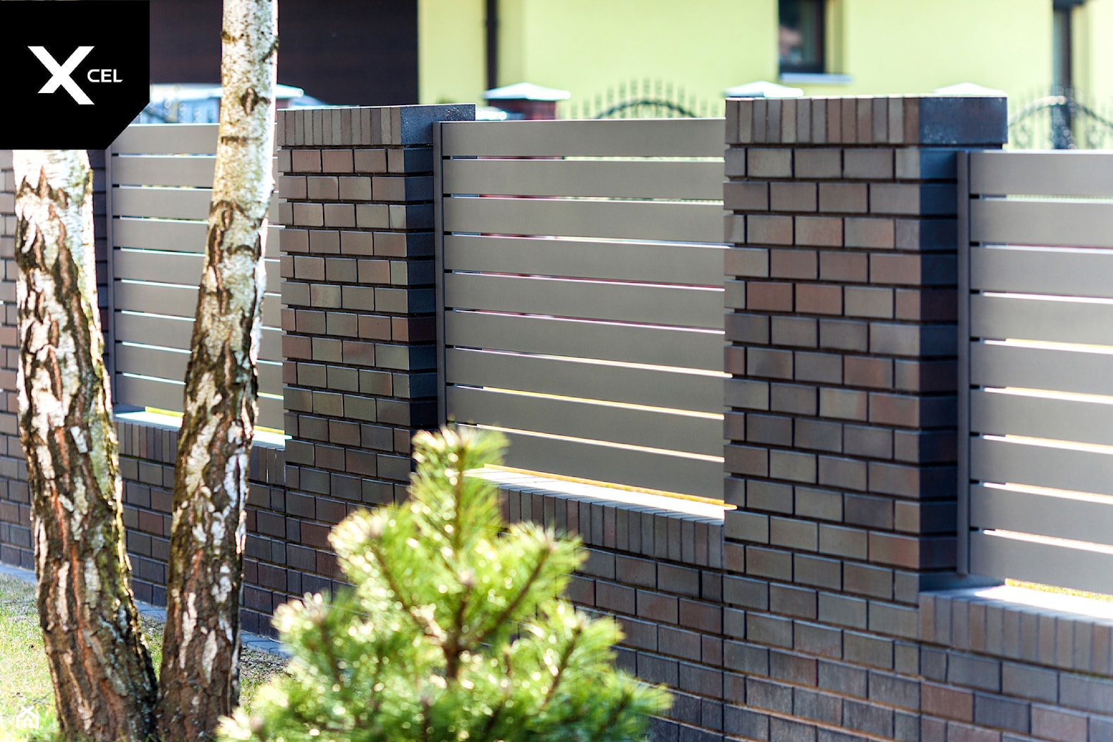 Ogrodzenie z aluminium cegły klinkierowej - zdjęcie od XCEL Ogrodzenia - Homebook