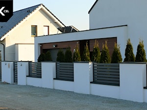 Nowoczesne ogrodzenie aluminiowe w kolorze szarym - zdjęcie od XCEL Ogrodzenia