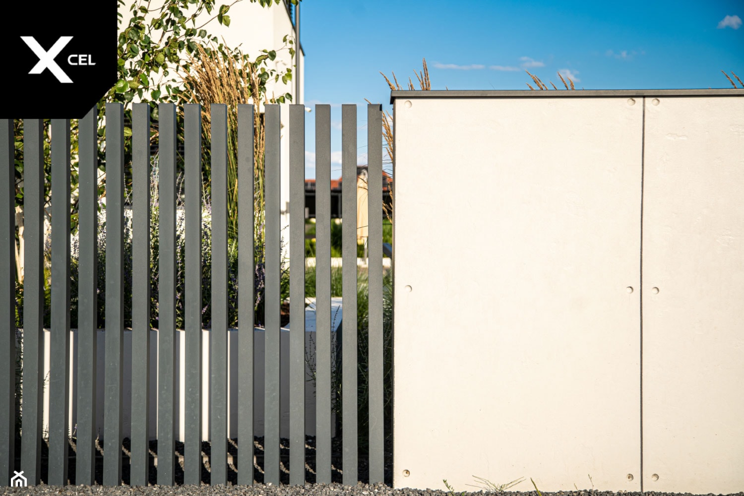 Nowoczesne ogrodzenie pionowe - zdjęcie od XCEL Ogrodzenia - Homebook