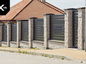 Tradycyjne ogrodzenie aluminiowe na pochyłym terenie - zdjęcie od XCEL Ogrodzenia