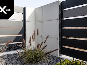 Shades of Grey. Nowoczesne ogrodzenie Xcel: Horizon Massive + Rockina Cubero - Ogród, styl nowoczes ... - zdjęcie od XCEL Ogrodzenia
