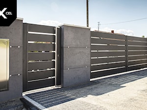 Nowoczesne ogrodzenie z betonu architektonicznego i aluminium - zdjęcie od XCEL Ogrodzenia
