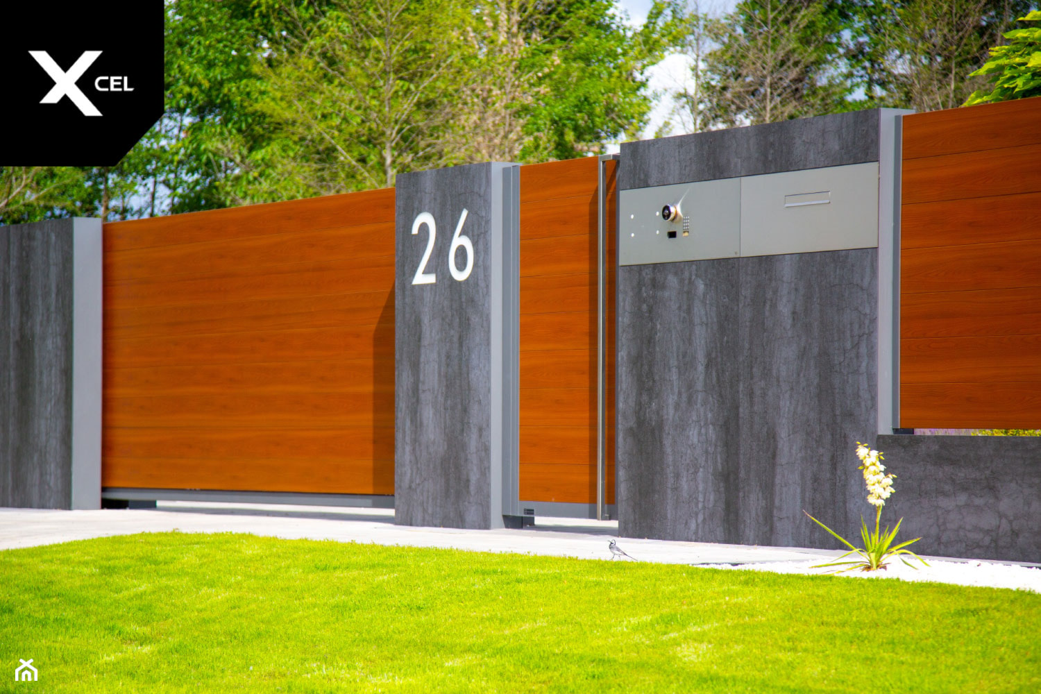 Nowoczesne ogrodzenie poziome z drewnopodobnego aluminium - zdjęcie od XCEL Ogrodzenia - Homebook
