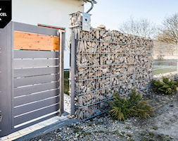Ogrodzenie gabionowe z nowoczesną furtką aluminiową - zdjęcie od XCEL Ogrodzenia - Homebook