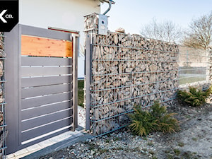 Ogrodzenie gabionowe z nowoczesną furtką aluminiową - zdjęcie od XCEL Ogrodzenia