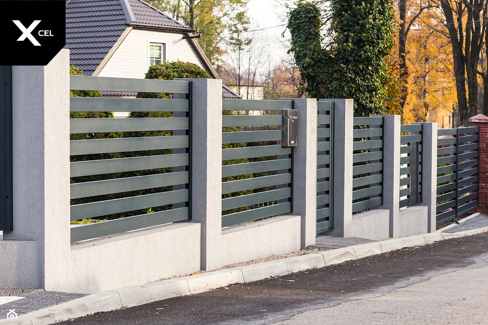 Nowoczesne ogrodzenie kaskadowe z trwałego aluminium - zdjęcie od XCEL Ogrodzenia - Homebook