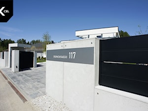 Ogrodzenie z nowoczesnym numerem domu - zdjęcie od XCEL Ogrodzenia
