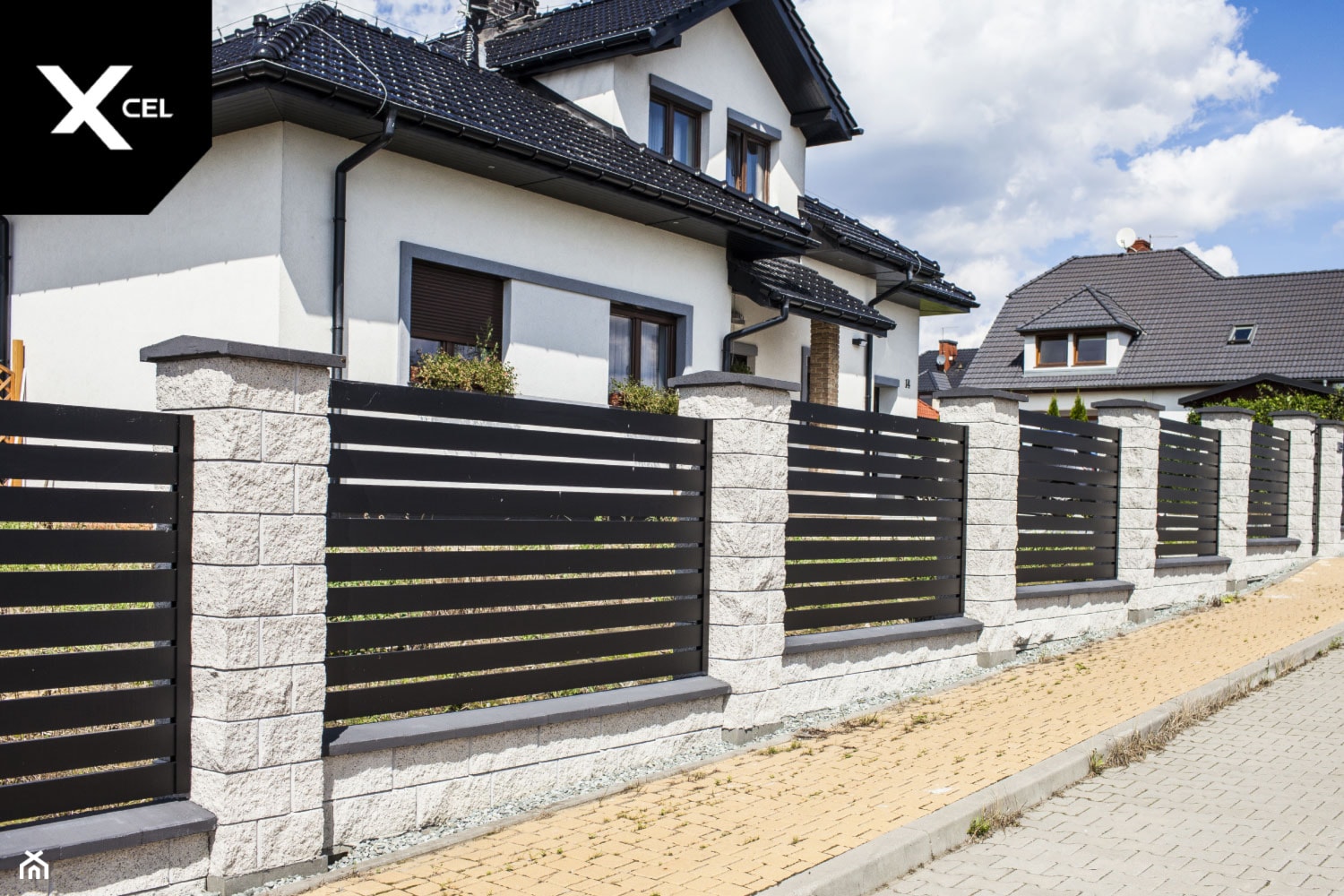 Tradycyjne ogrodzenie aluminiowe w kolorze grafitowym - zdjęcie od XCEL Ogrodzenia - Homebook