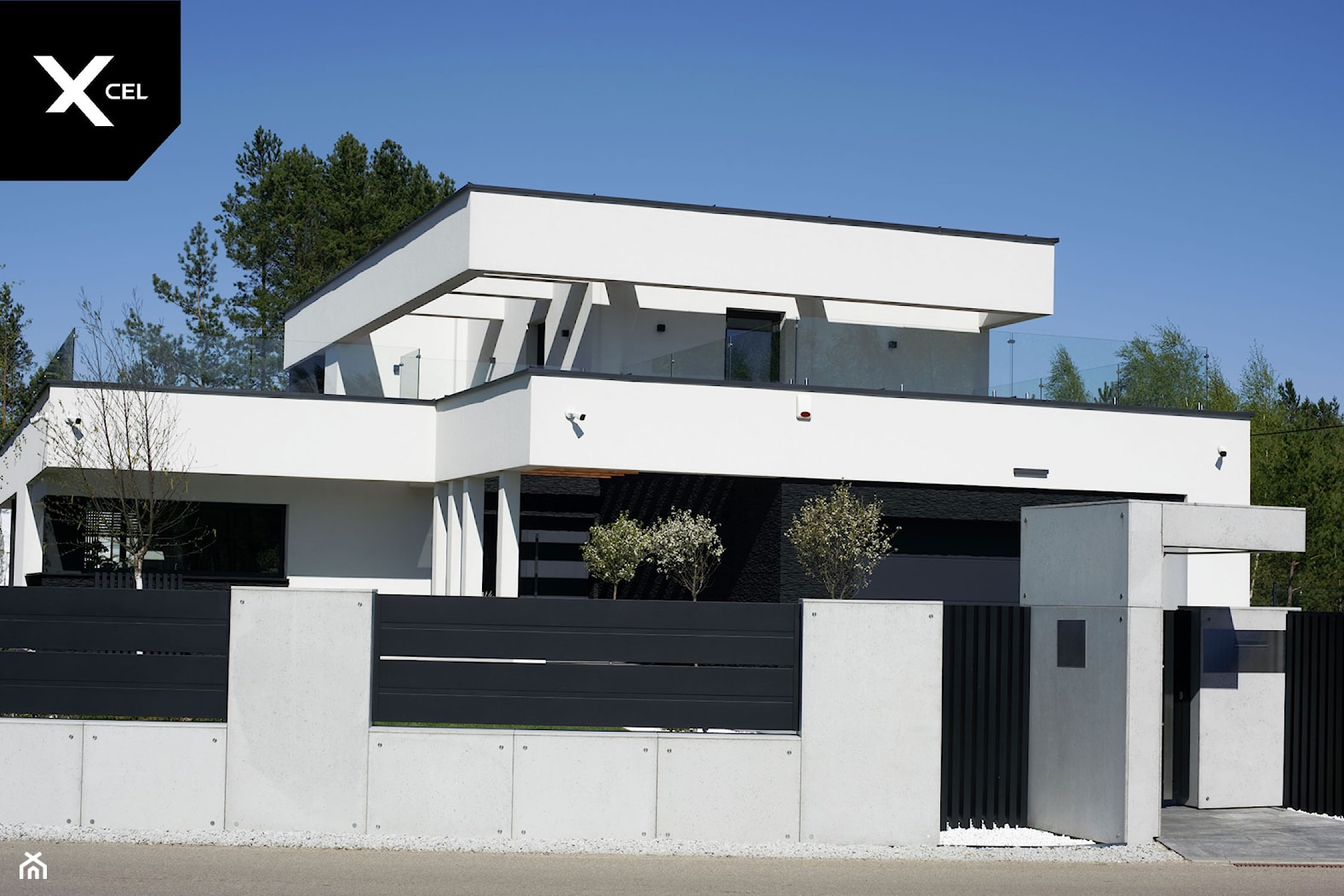 Czarne ogrodzenie aluminiowe z betonowymi murkami - zdjęcie od XCEL Ogrodzenia - Homebook