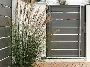Ogrodzenie z nowoczesną furtką aluminiową w kolorze szarym - zdjęcie od XCEL Ogrodzenia