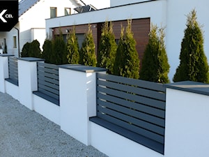 Szare ogrodzenie aluminiowe w układzie poziomym - zdjęcie od XCEL Ogrodzenia