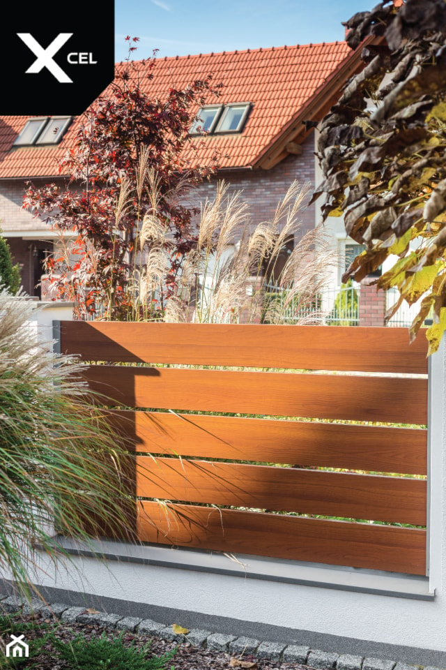 Nowoczesne ogrodzenie drewnopodobne z aluminium - zdjęcie od XCEL Ogrodzenia - Homebook