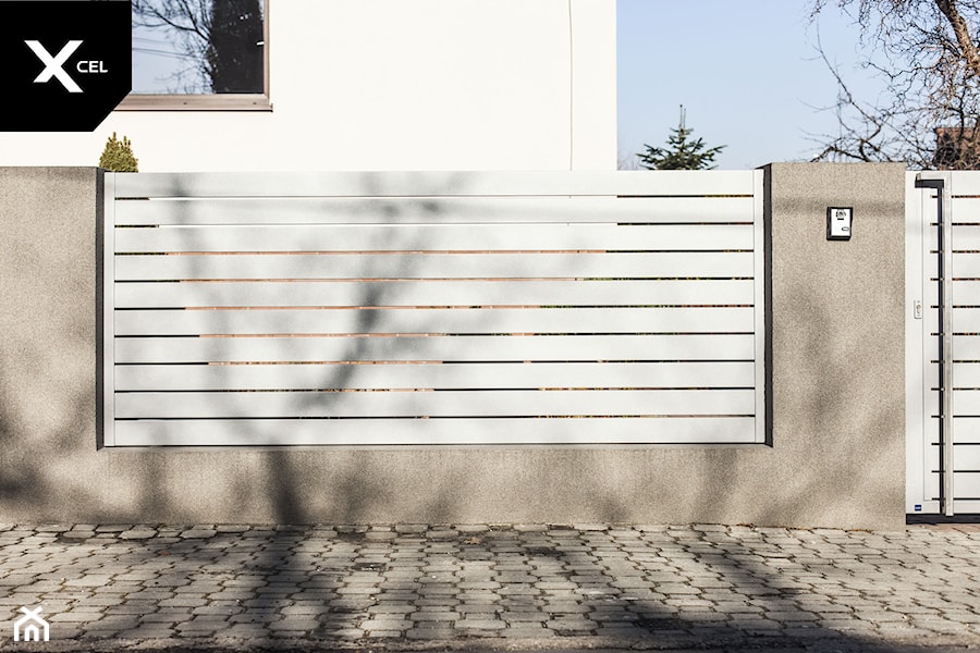 Jasne ogrodzenie aluminiowe - zdjęcie od XCEL Ogrodzenia