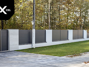 Szare ogrodzenie aluminiowe, które chroni prywatność mieszkańców - zdjęcie od XCEL Ogrodzenia