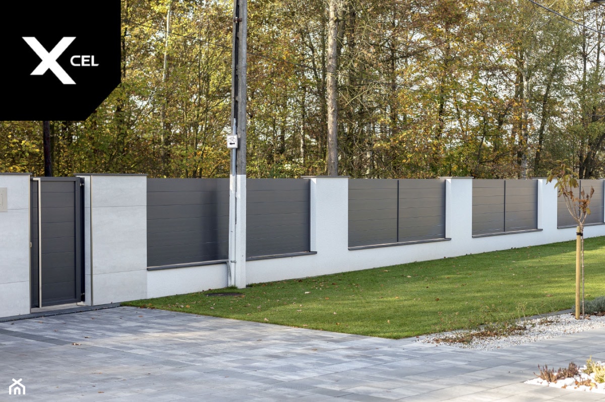 Szare ogrodzenie aluminiowe, które chroni prywatność mieszkańców - zdjęcie od XCEL Ogrodzenia - Homebook