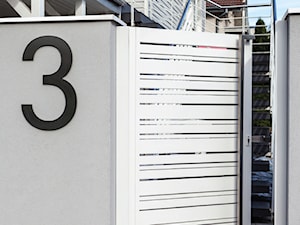Białe ogrodzenie aluminiowe z nowoczesną furtką - zdjęcie od XCEL Ogrodzenia