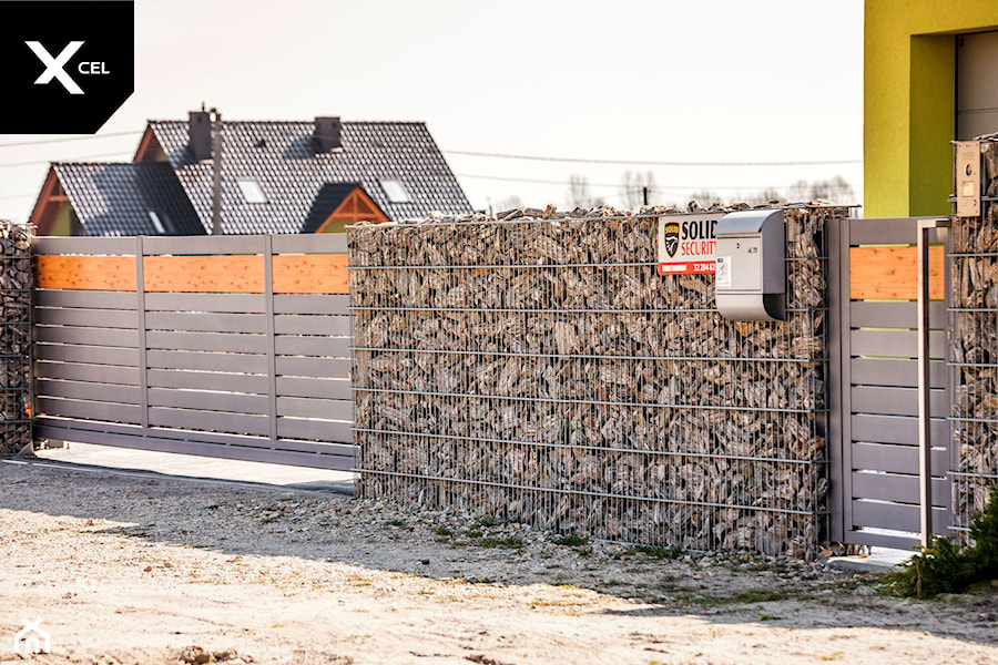 Ogrodzenie gabionowe z aluminiową furtką i bramą - zdjęcie od XCEL Ogrodzenia