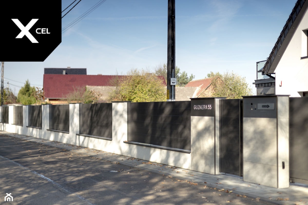 Nowoczesne ogrodzenie z tynkowanymi murkami i szarymi przęsłami - zdjęcie od XCEL Ogrodzenia - Homebook