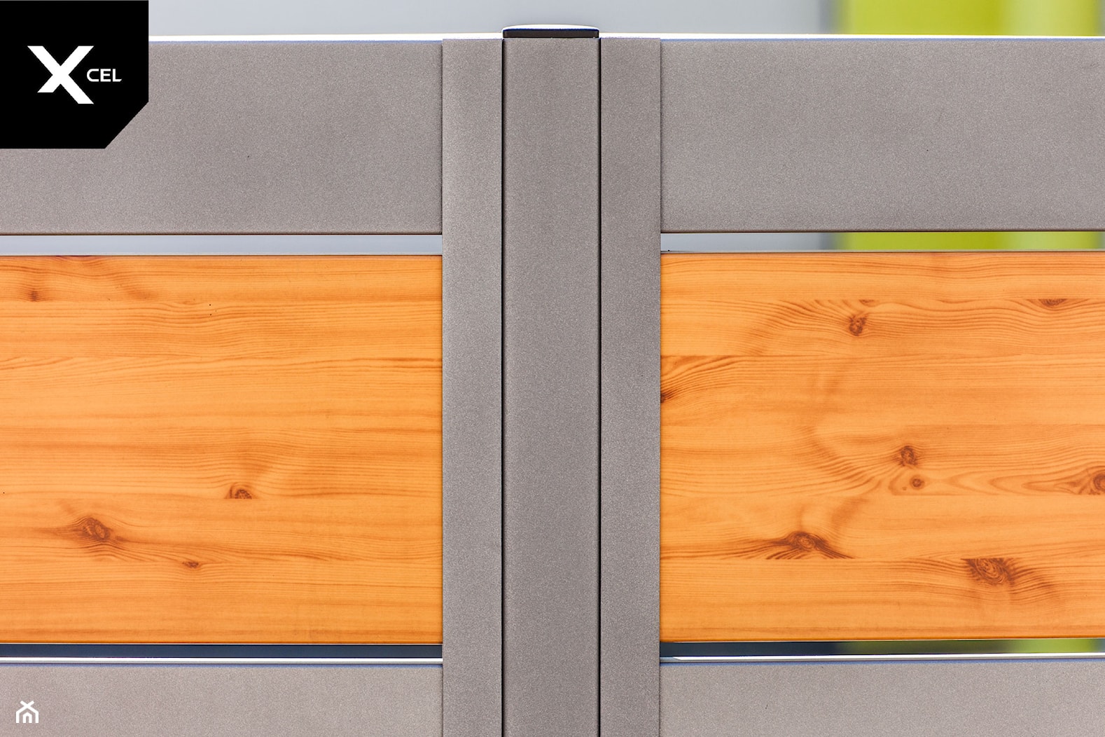 Szare ogrodzenie aluminiowe ze wstawką drewnopodobną - zdjęcie od XCEL Ogrodzenia - Homebook