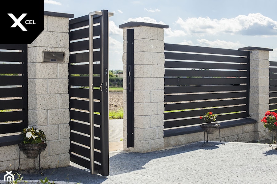 Grafitowe ogrodzenie aluminiowe w tradycyjnym stylu - zdjęcie od XCEL Ogrodzenia