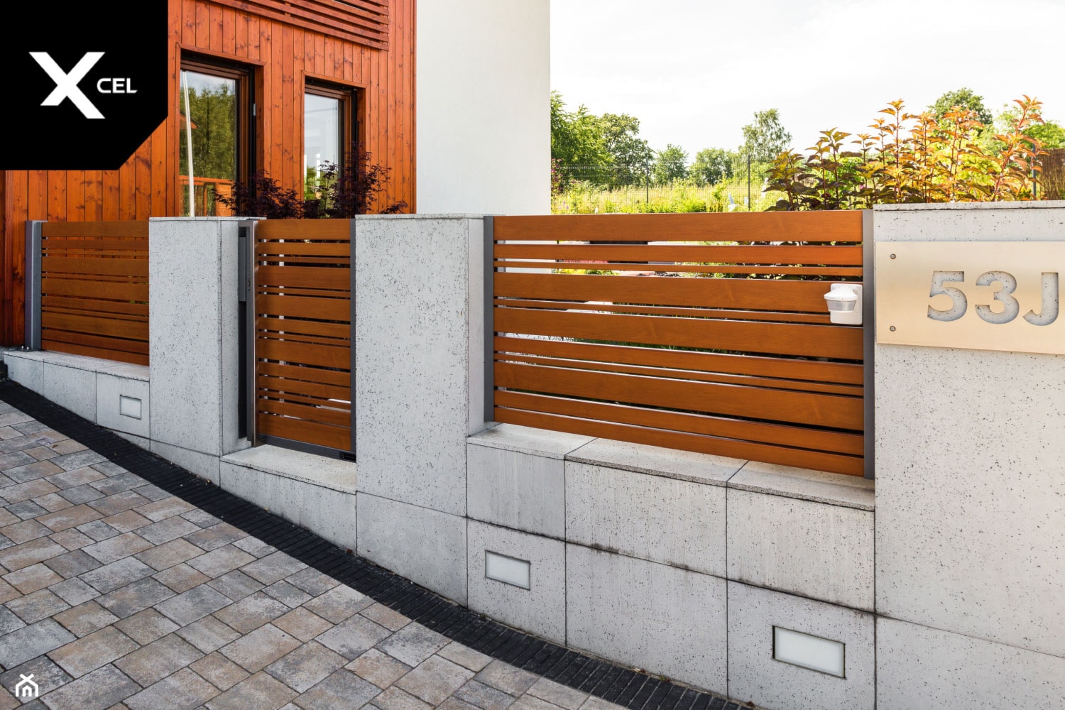 Nowoczesne ogrodzenie z drewnopodobną furtką aluminiową - zdjęcie od XCEL Ogrodzenia - Homebook