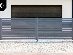 Nowoczesna brama dwuskrzydłowa z szarego aluminium - zdjęcie od XCEL Ogrodzenia