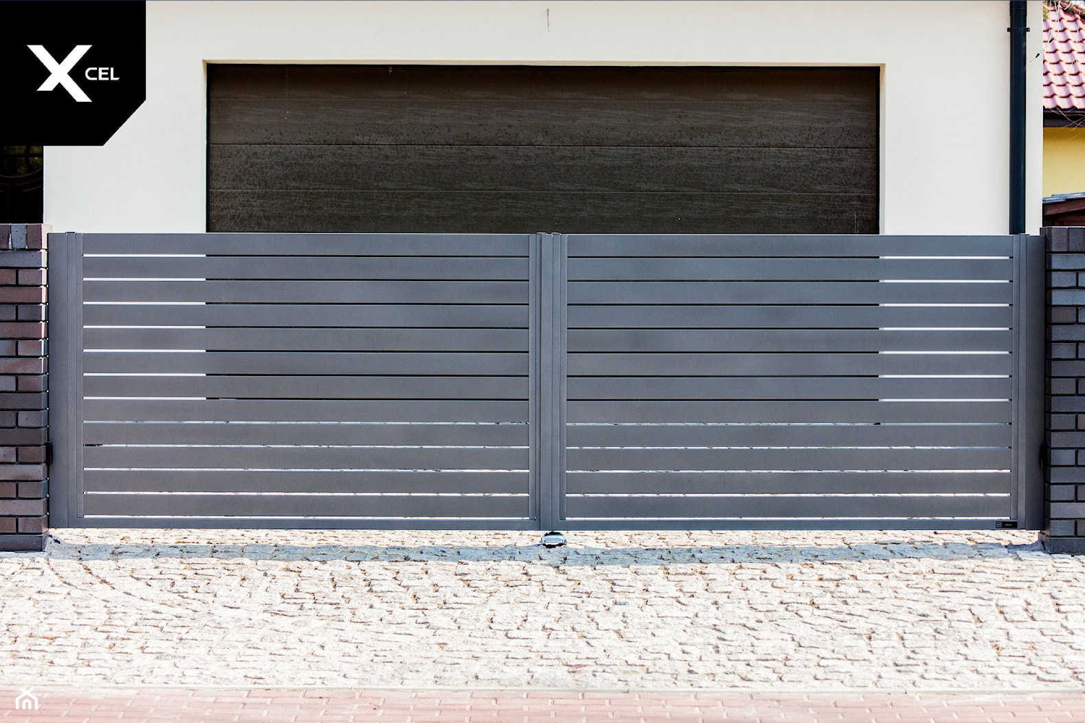 Nowoczesna brama dwuskrzydłowa z szarego aluminium - zdjęcie od XCEL Ogrodzenia - Homebook
