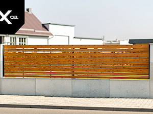 Ogrodzenie betonowe z aluminiowymi przęsłami drewnopodobnymi - zdjęcie od XCEL Ogrodzenia