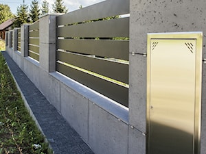 Grafitowe ogrodzenia aluminiowe ze słupkami z betonu architektonicznego - zdjęcie od XCEL Ogrodzenia