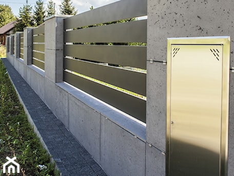 Aranżacje wnętrz - Ogród: Grafitowe ogrodzenia aluminiowe ze słupkami z betonu architektonicznego - XCEL Ogrodzenia. Przeglądaj, dodawaj i zapisuj najlepsze zdjęcia, pomysły i inspiracje designerskie. W bazie mamy już prawie milion fotografii!