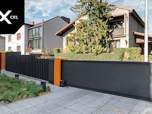 Grafitowe ogrodzenie z pomarańczowymi dodatkami - zdjęcie od XCEL Ogrodzenia