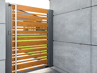 Wooden Horizon. Ogrodzenie z betonu architektonicznego i aluminium
