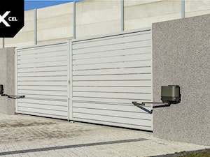 Ogrodzenie z nowoczesną bramą dwuskrzydłowa - zdjęcie od XCEL Ogrodzenia