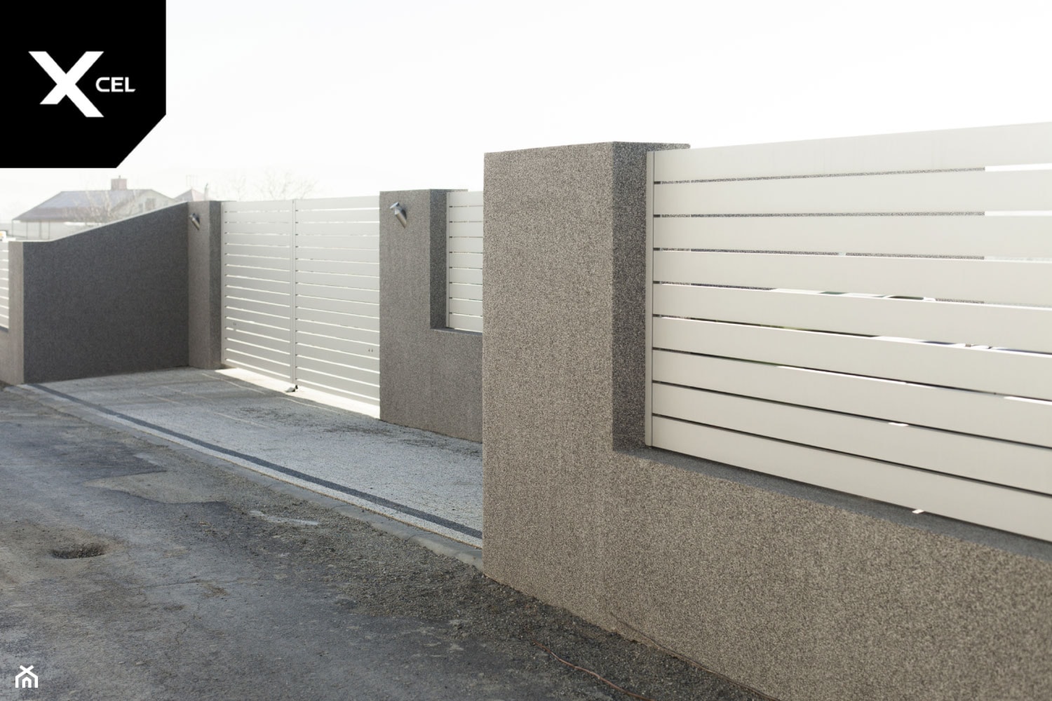 Białe ogrodzenie aluminiowe z automatyczną bramą dwuskrzydłową - zdjęcie od XCEL Ogrodzenia - Homebook