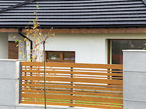 Ogrodzenie z betonu architektonicznego i drewnopodobnego aluminium - zdjęcie od XCEL Ogrodzenia