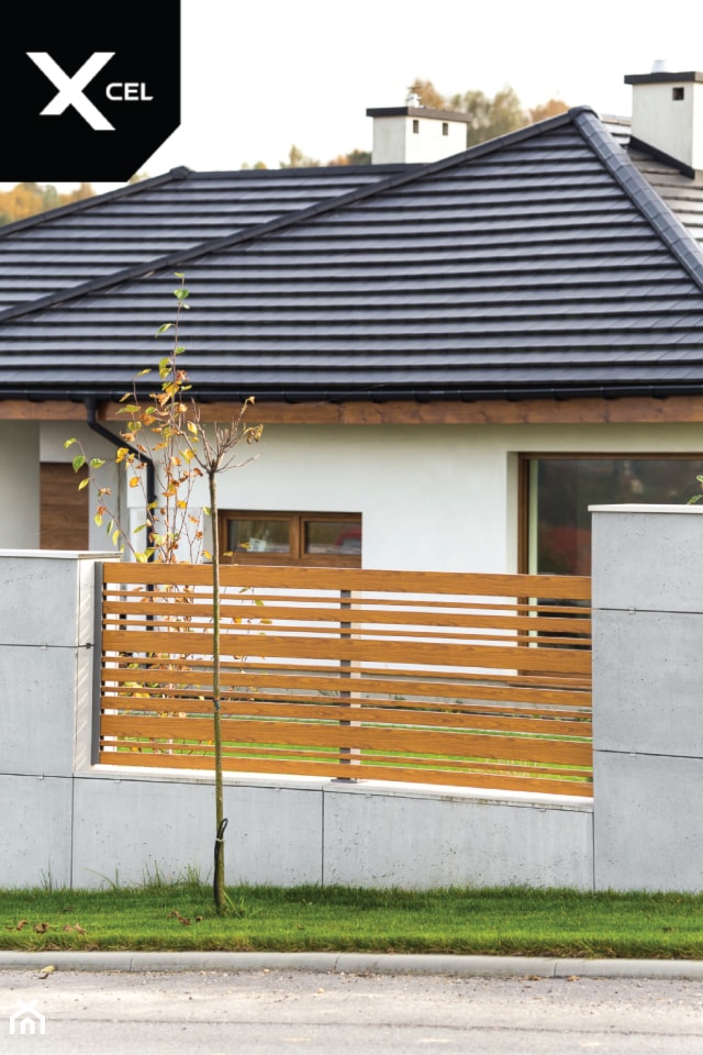 Ogrodzenie z betonu architektonicznego i drewnopodobnego aluminium - zdjęcie od XCEL Ogrodzenia - Homebook