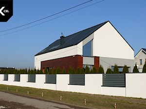 Nowoczesny dom otoczony minimalistycznym ogrodzeniem - zdjęcie od XCEL Ogrodzenia