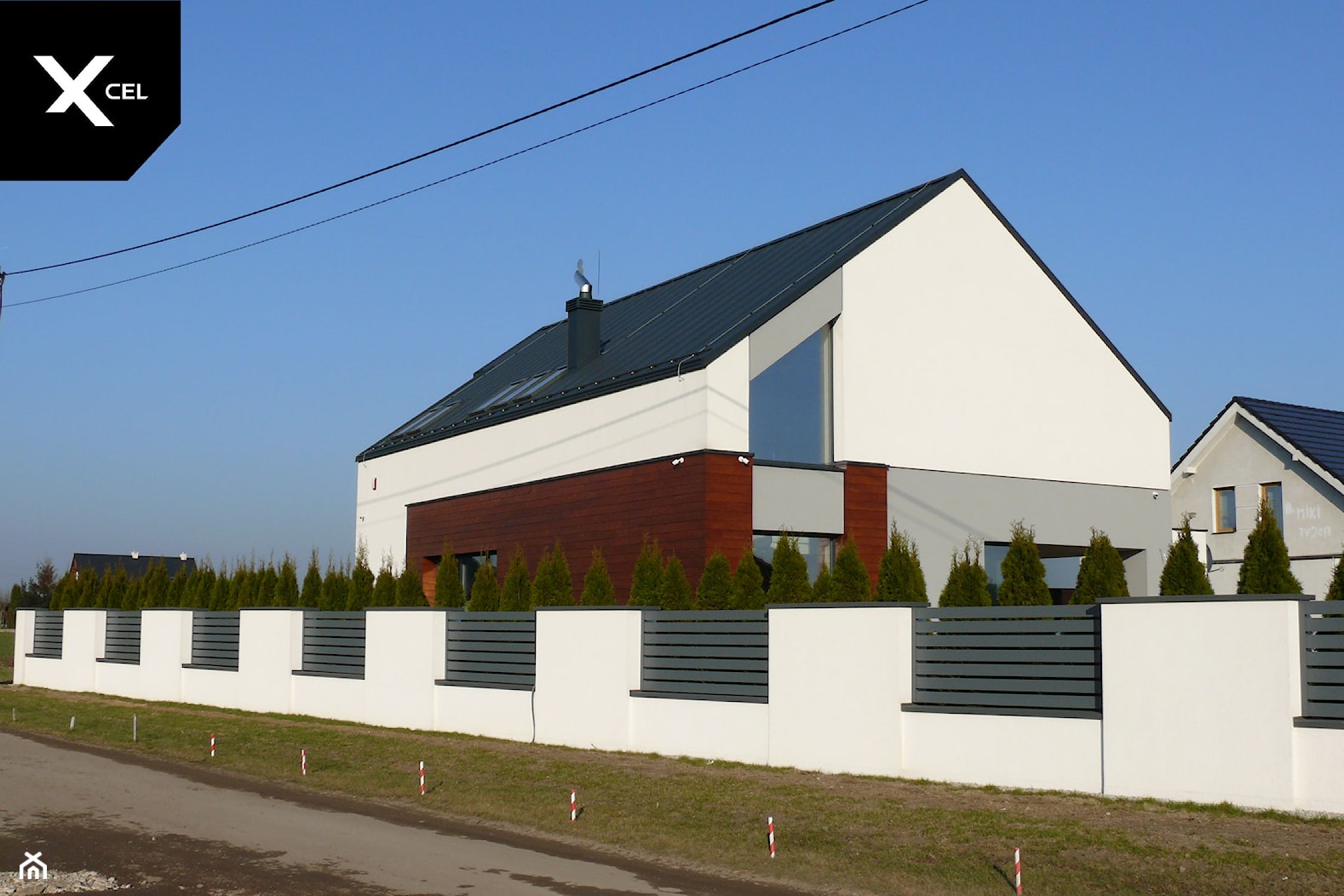 Nowoczesny dom otoczony minimalistycznym ogrodzeniem - zdjęcie od XCEL Ogrodzenia - Homebook