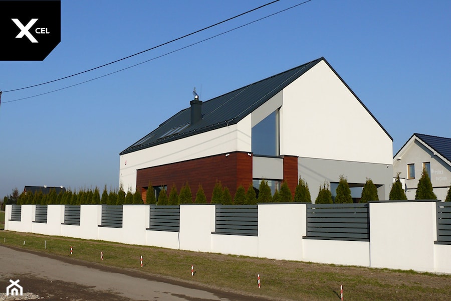 Nowoczesny dom otoczony minimalistycznym ogrodzeniem - zdjęcie od XCEL Ogrodzenia