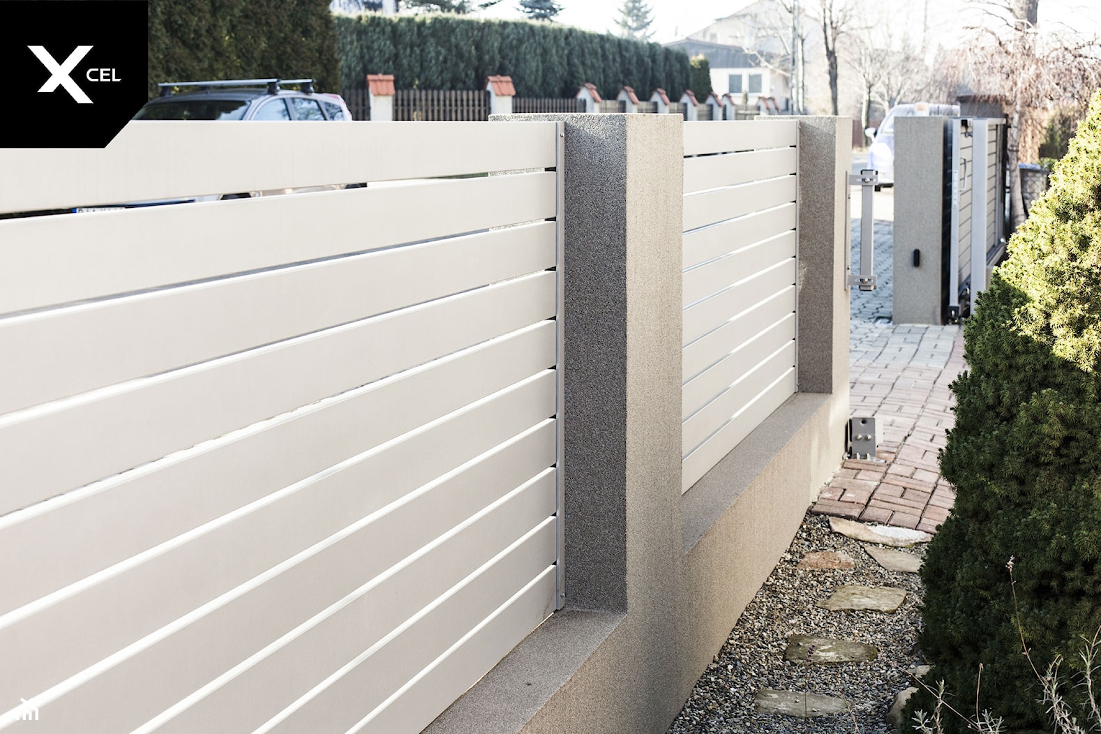 Szaro-beżowe ogrodzenie o minimalistycznej formie - zdjęcie od XCEL Ogrodzenia - Homebook