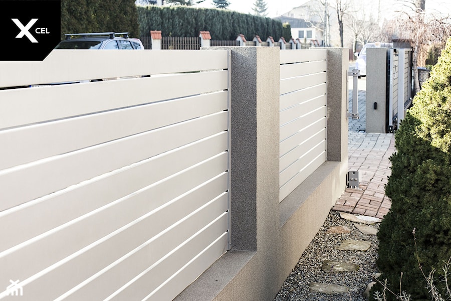 Szaro-beżowe ogrodzenie o minimalistycznej formie - zdjęcie od XCEL Ogrodzenia