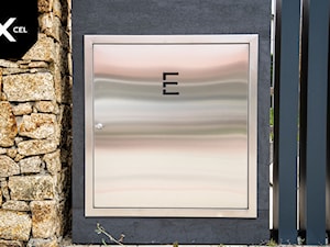 Ogrodzenie z wkomponowaną skrzynką elektryczną - zdjęcie od XCEL Ogrodzenia
