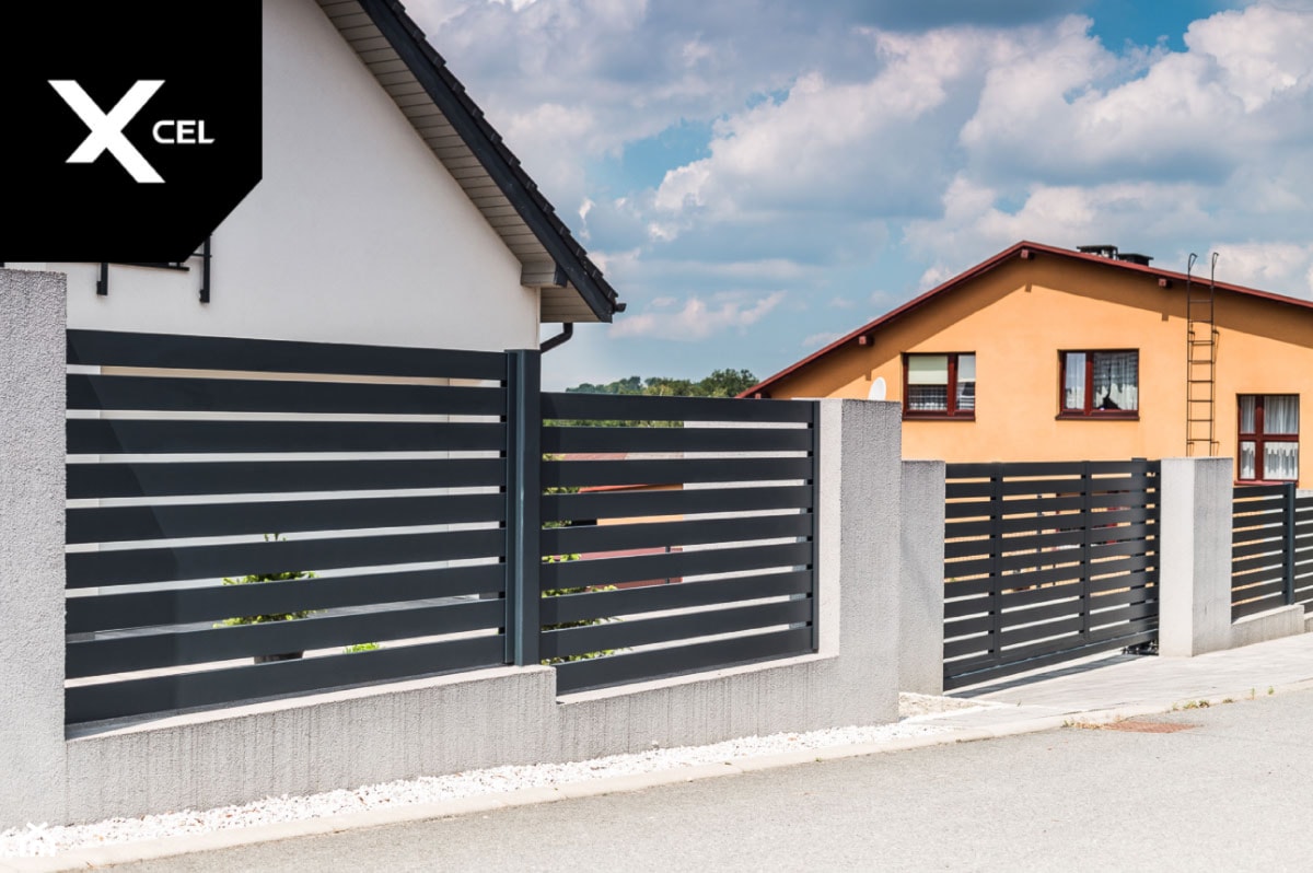 Grafitowe ogrodzenie aluminiowe z bramą przesuwną - zdjęcie od XCEL Ogrodzenia - Homebook