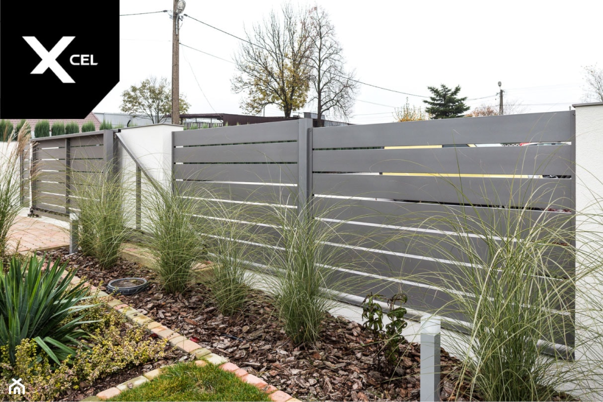 Szare ogrodzenie aluminiowe w układzie poziomym - zdjęcie od XCEL Ogrodzenia - Homebook