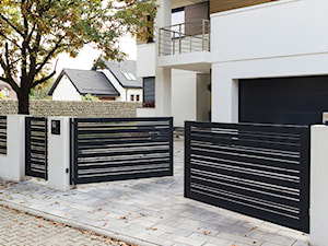 Nowoczesne czarne ogrodzenie aluminiowe - Horizon Wood - zdjęcie od XCEL Ogrodzenia
