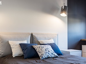 PROJEKT WNĘTRZA DOMU, WROCŁAW - FABRYCZNA - Mała biała niebieska sypialnia, styl minimalistyczny - zdjęcie od TAKE [DESIGN]